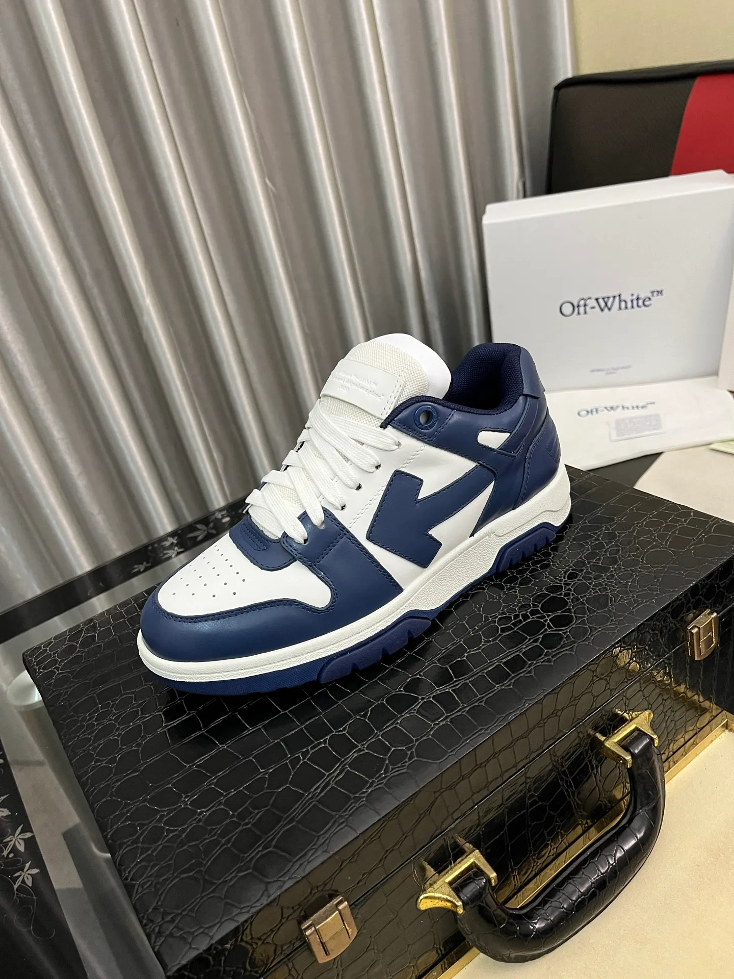 Men's shoes 💰600⌚️⌚️ OFF-White C/O VirGil Abloh fashionable and versatile casual shoes. Exclusive first release of the new model. Made of environmentally friendly cowhide leather and mesh fabric upper material. The insole is embedded with foam cushioning EVA material. The correct midsole is equipped with EVA lightweight cushioning. External tooth nail rubber outsole. The correct accessories can be customized simultaneously. Women's model: 35-40 Men's model: 39-45